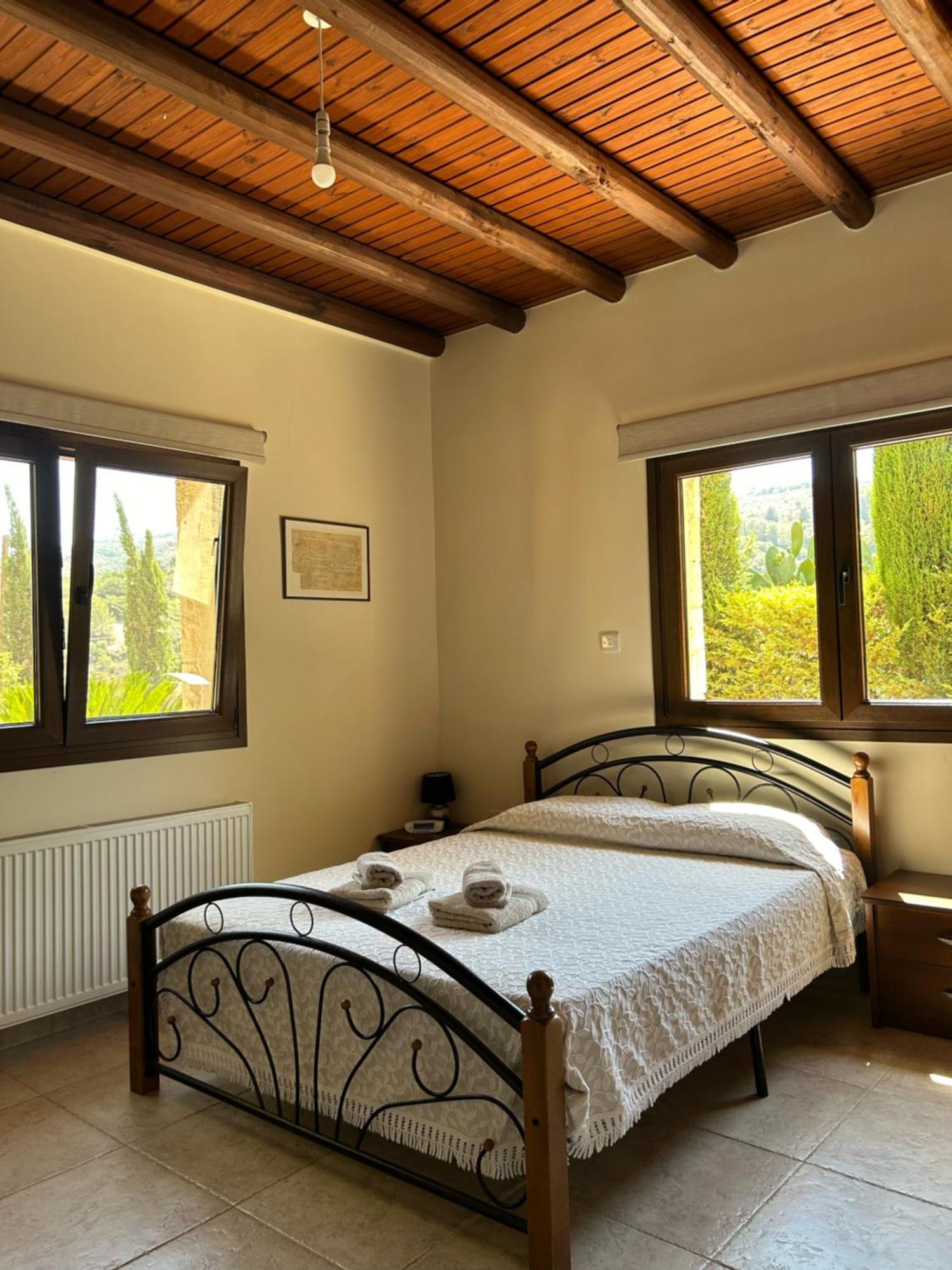 Valencia Grove Villa Miliou Exterior photo